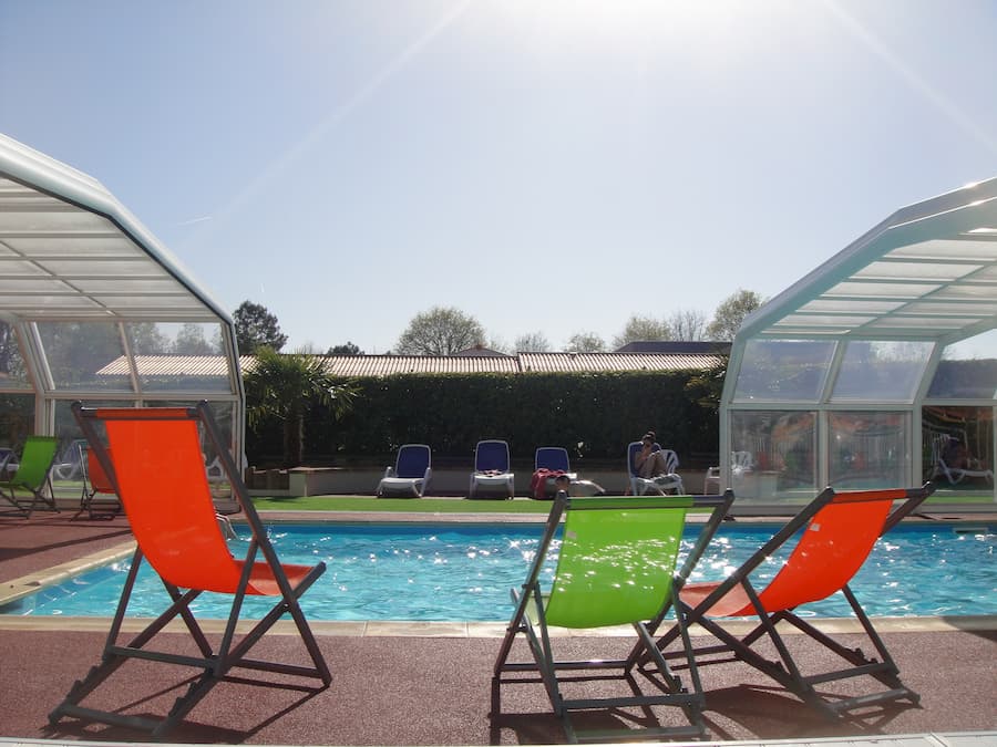 Piscine couverte fauteuils